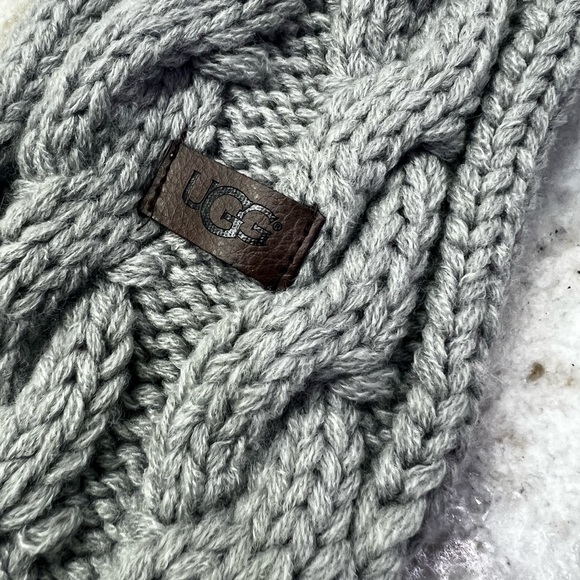 - UGG dog scarf. Used once for a photo shoot. Gray cable knit, white Pom p… - Picture 4 of 5